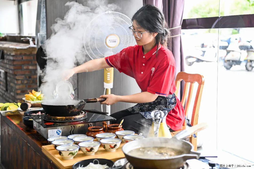全网追的“扁担女孩”，找了一份暑假工，时薪12元 - 安顺生活资讯 - 安顺28生活网 anshun.28life.net